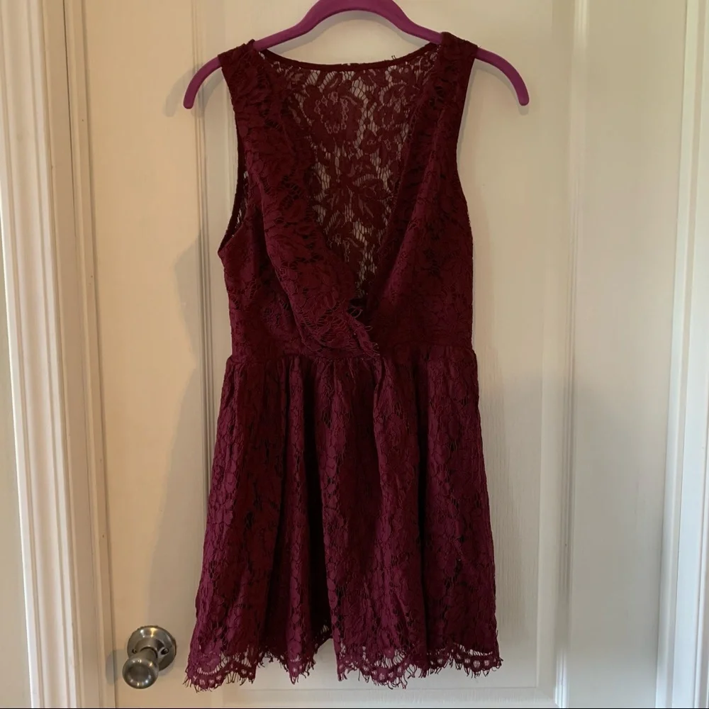 Tobi deep V Lace dress - Picture 2 of 7